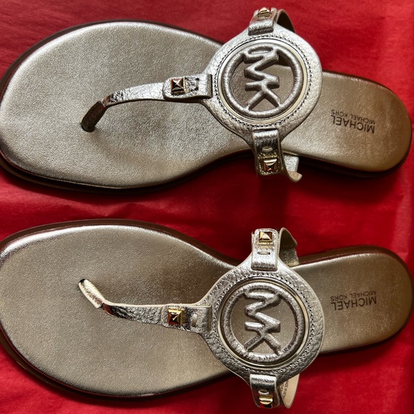 Michael Kors Aubrey Cut Out Thong Flat Slippers MK Logo Pale Gold SZ 9.5M - NIB - Picture 6 of 7